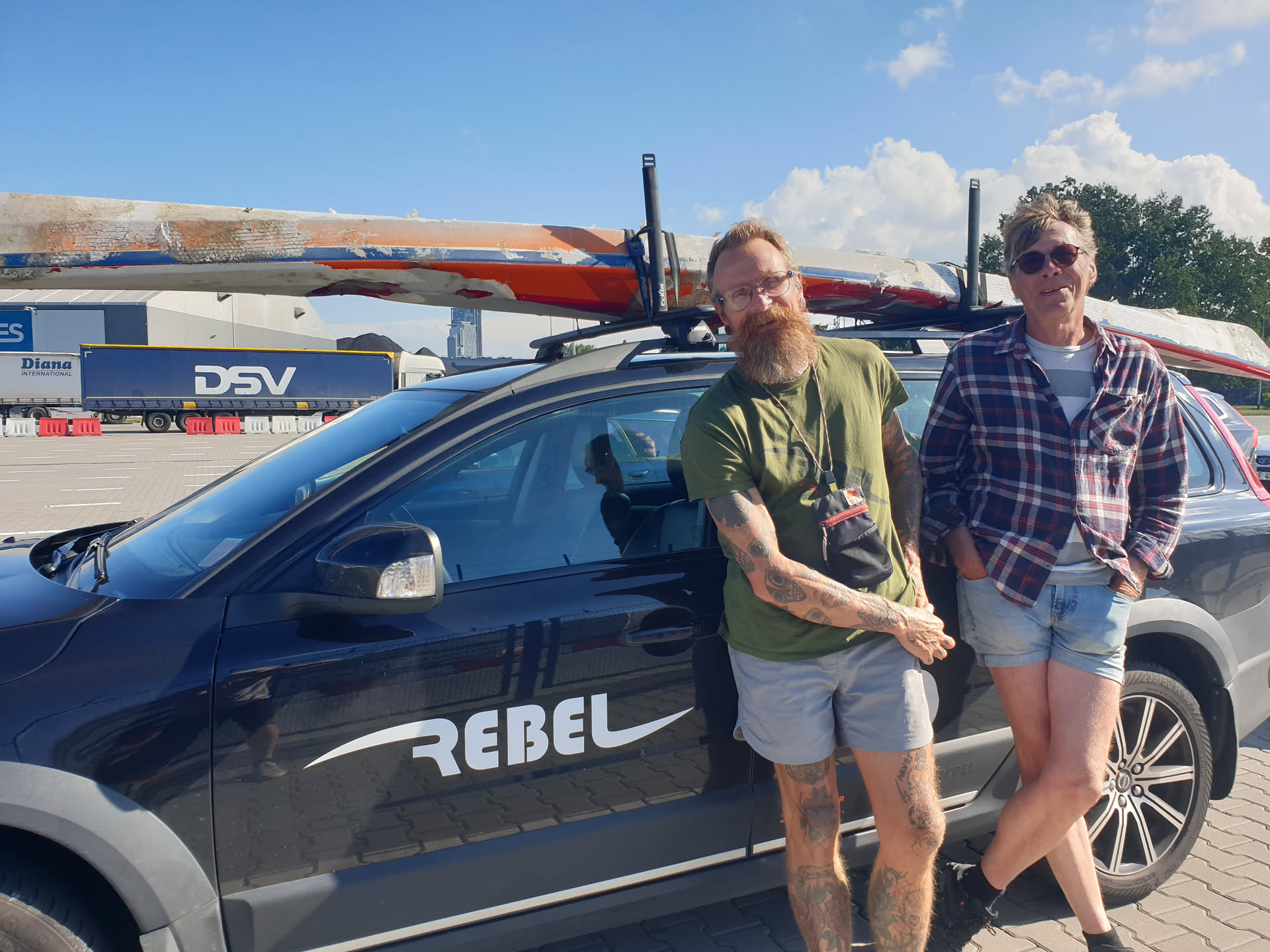 Stefan and Johan loading the Rebel Synq kayak on a car roofrack